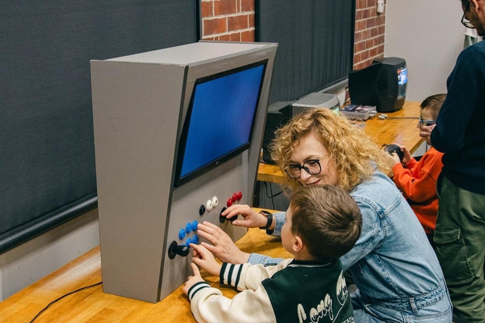 Zdjęcie w galerii na portalu naszwodzislaw.com: Wydarzenie Roboty, Gry i Ty z ogromnym zainteresowaniem [FOTO] wiadomości z regionu