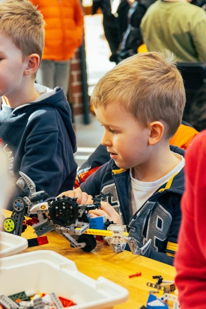 Zdjęcie w galerii na portalu naszwodzislaw.com: Wydarzenie Roboty, Gry i Ty z ogromnym zainteresowaniem [FOTO] wiadomości z regionu