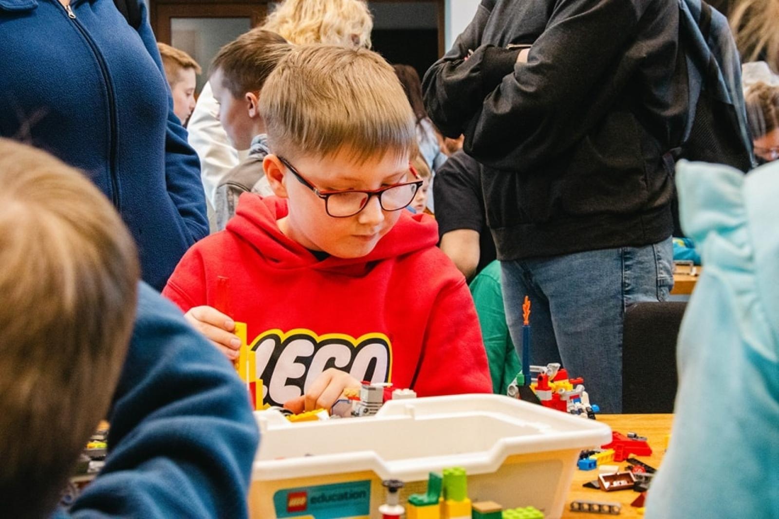 Zdjęcie w galerii na portalu naszwodzislaw.com: Wydarzenie Roboty, Gry i Ty z ogromnym zainteresowaniem [FOTO] wiadomości z regionu