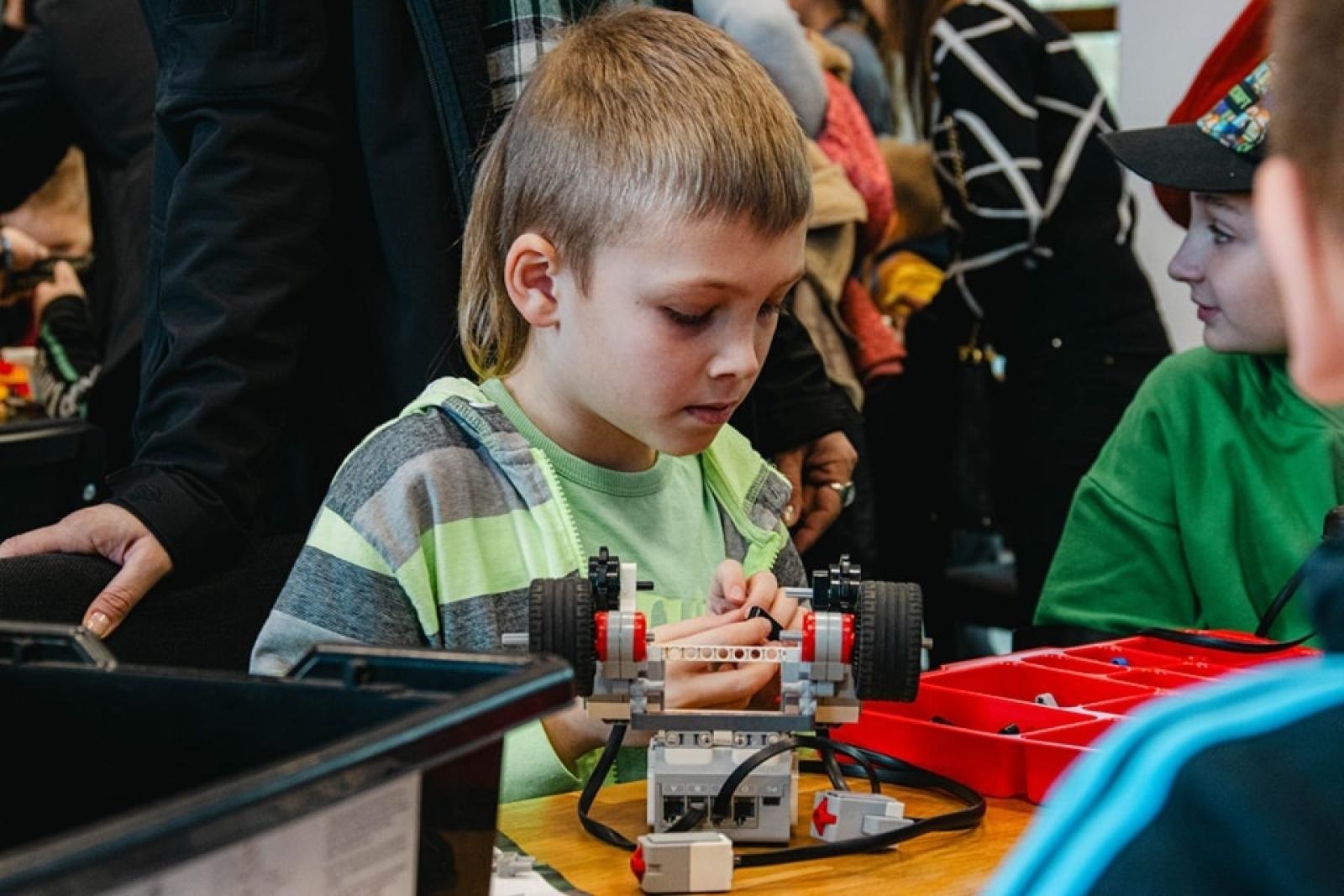 Zdjęcie w galerii na portalu naszwodzislaw.com: Wydarzenie Roboty, Gry i Ty z ogromnym zainteresowaniem [FOTO] wiadomości z regionu