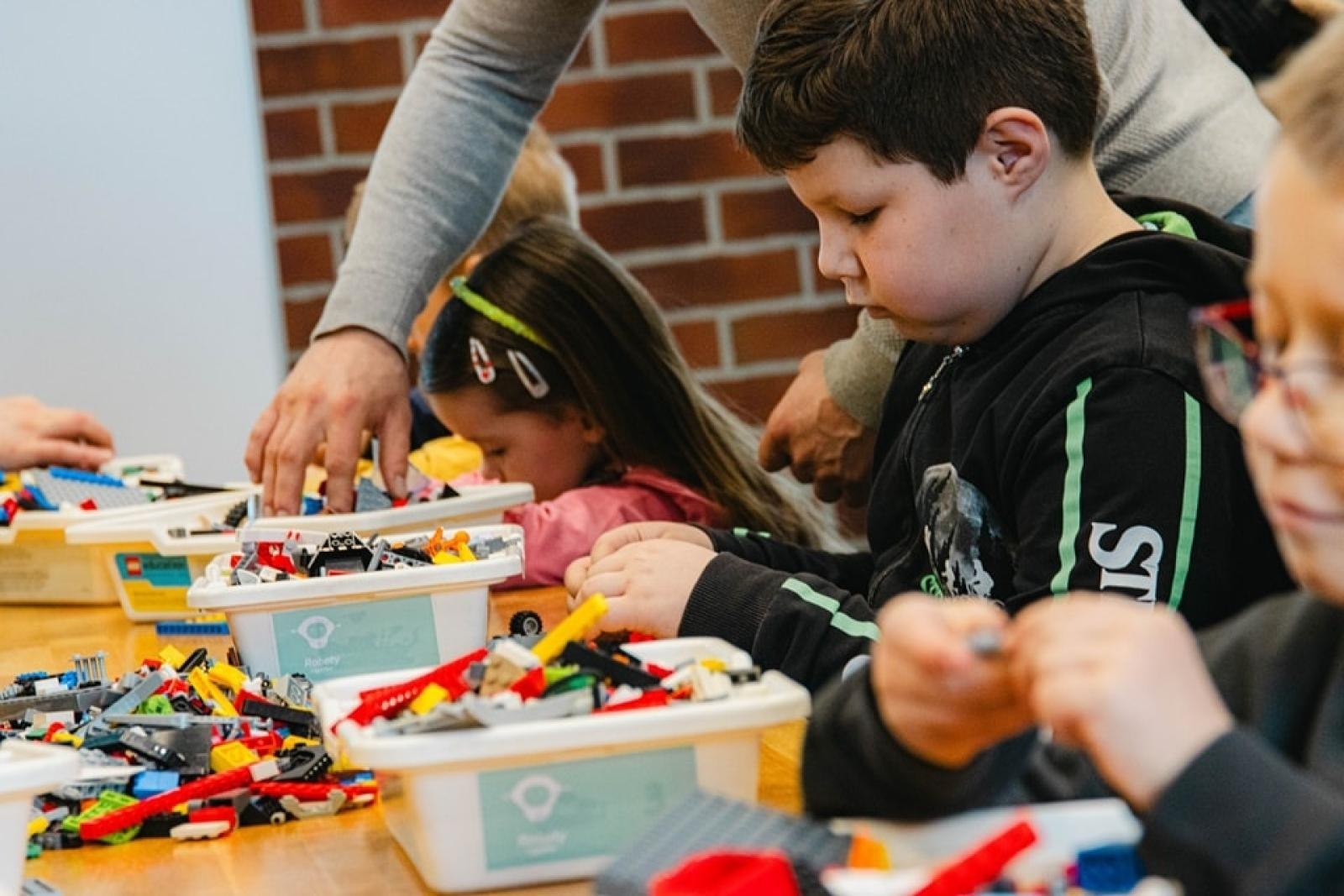 Zdjęcie w galerii na portalu naszwodzislaw.com: Wydarzenie Roboty, Gry i Ty z ogromnym zainteresowaniem [FOTO] wiadomości z regionu