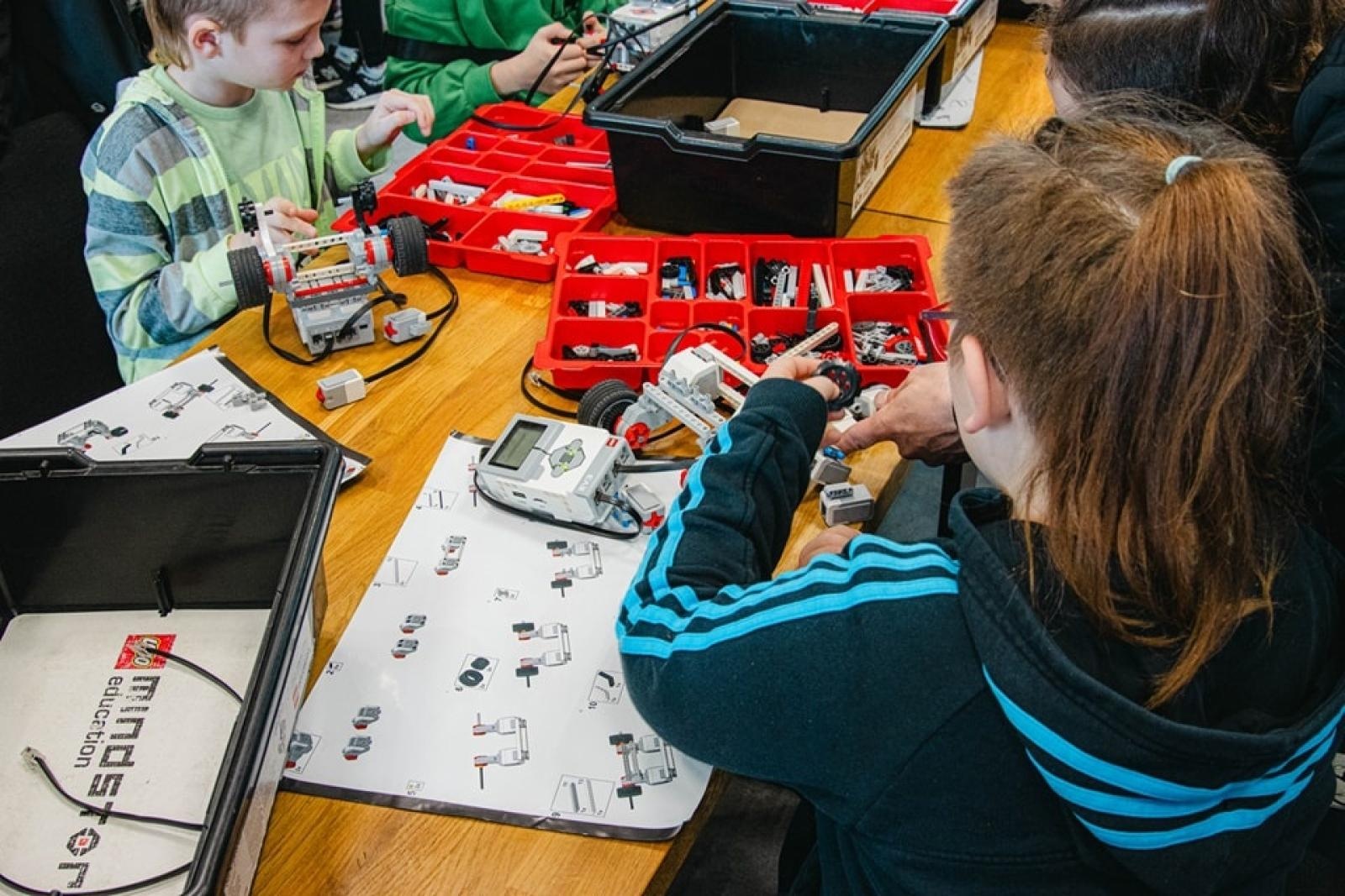 Zdjęcie w galerii na portalu naszwodzislaw.com: Wydarzenie Roboty, Gry i Ty z ogromnym zainteresowaniem [FOTO] wiadomości z regionu