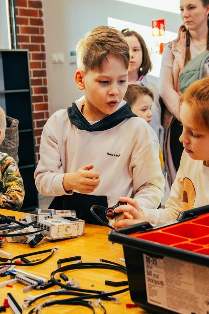 Zdjęcie w galerii na portalu naszwodzislaw.com: Wydarzenie Roboty, Gry i Ty z ogromnym zainteresowaniem [FOTO] wiadomości z regionu