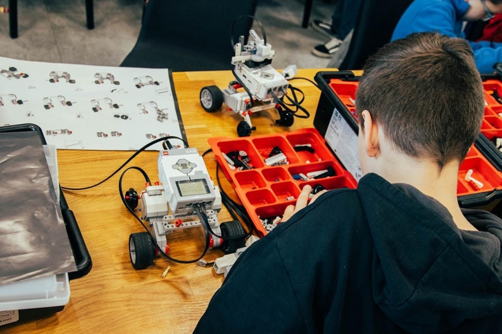 Zdjęcie w galerii na portalu naszwodzislaw.com: Wydarzenie Roboty, Gry i Ty z ogromnym zainteresowaniem [FOTO] wiadomości z regionu