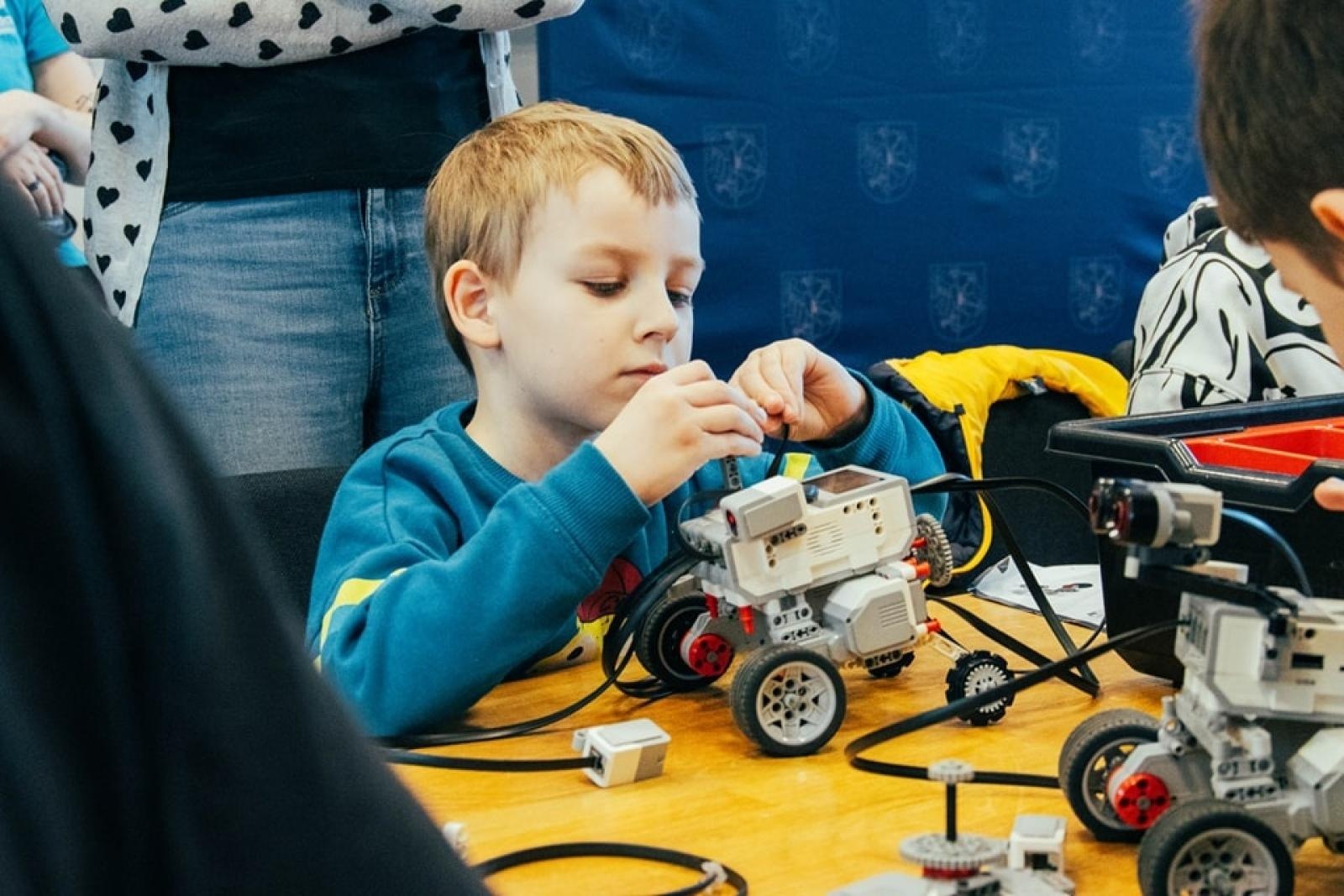 Zdjęcie w galerii na portalu naszwodzislaw.com: Wydarzenie Roboty, Gry i Ty z ogromnym zainteresowaniem [FOTO] wiadomości z regionu