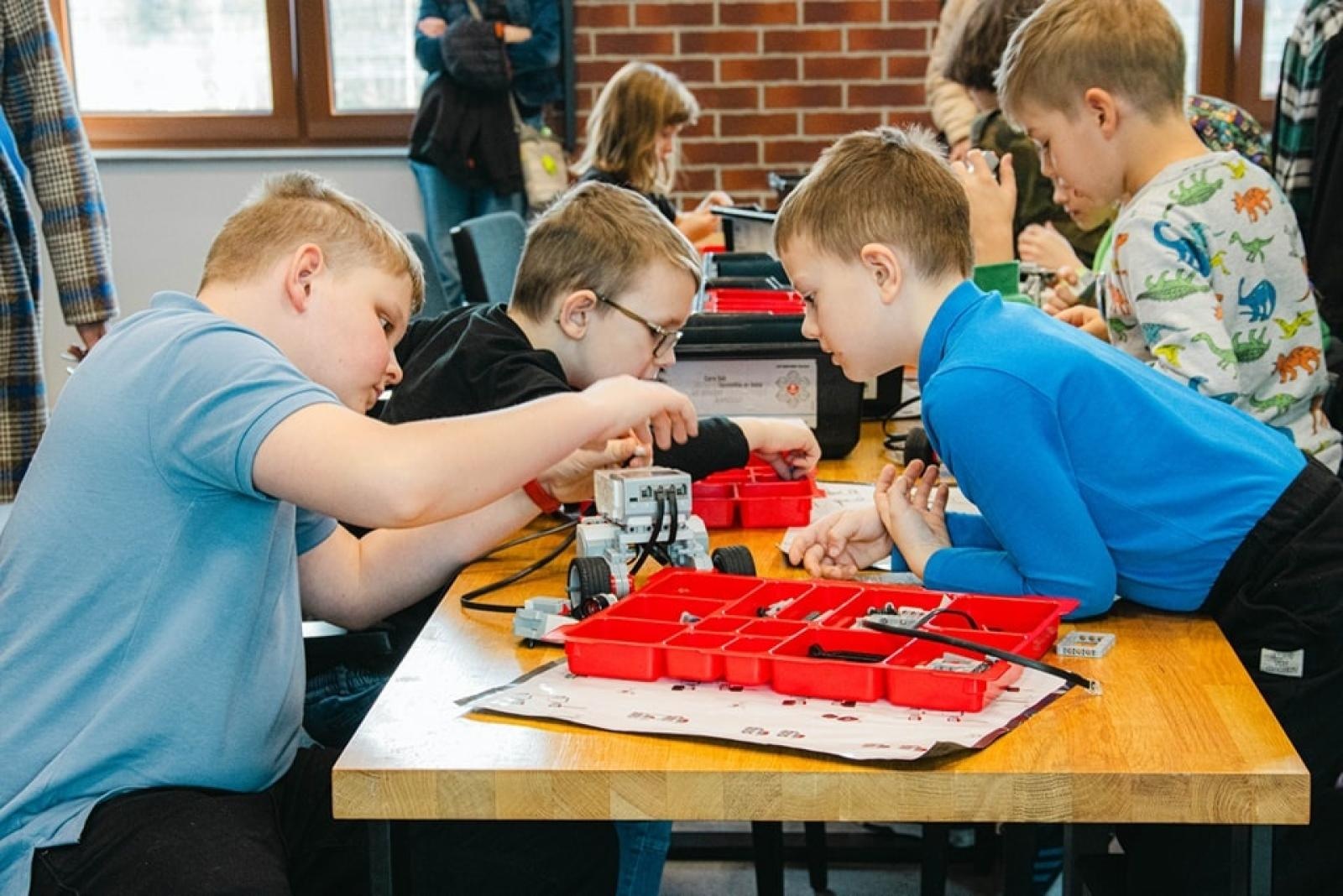 Zdjęcie w galerii na portalu naszwodzislaw.com: Wydarzenie Roboty, Gry i Ty z ogromnym zainteresowaniem [FOTO] wiadomości z regionu