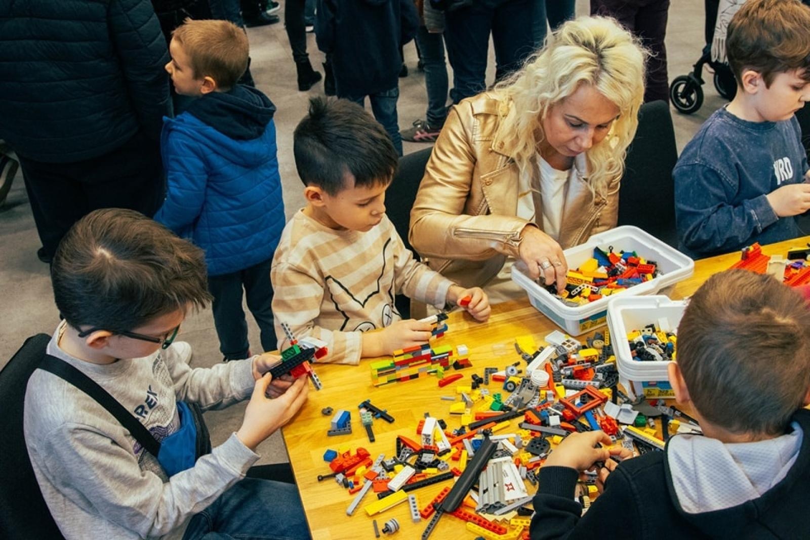 Zdjęcie w galerii na portalu naszwodzislaw.com: Wydarzenie Roboty, Gry i Ty z ogromnym zainteresowaniem [FOTO] wiadomości z regionu