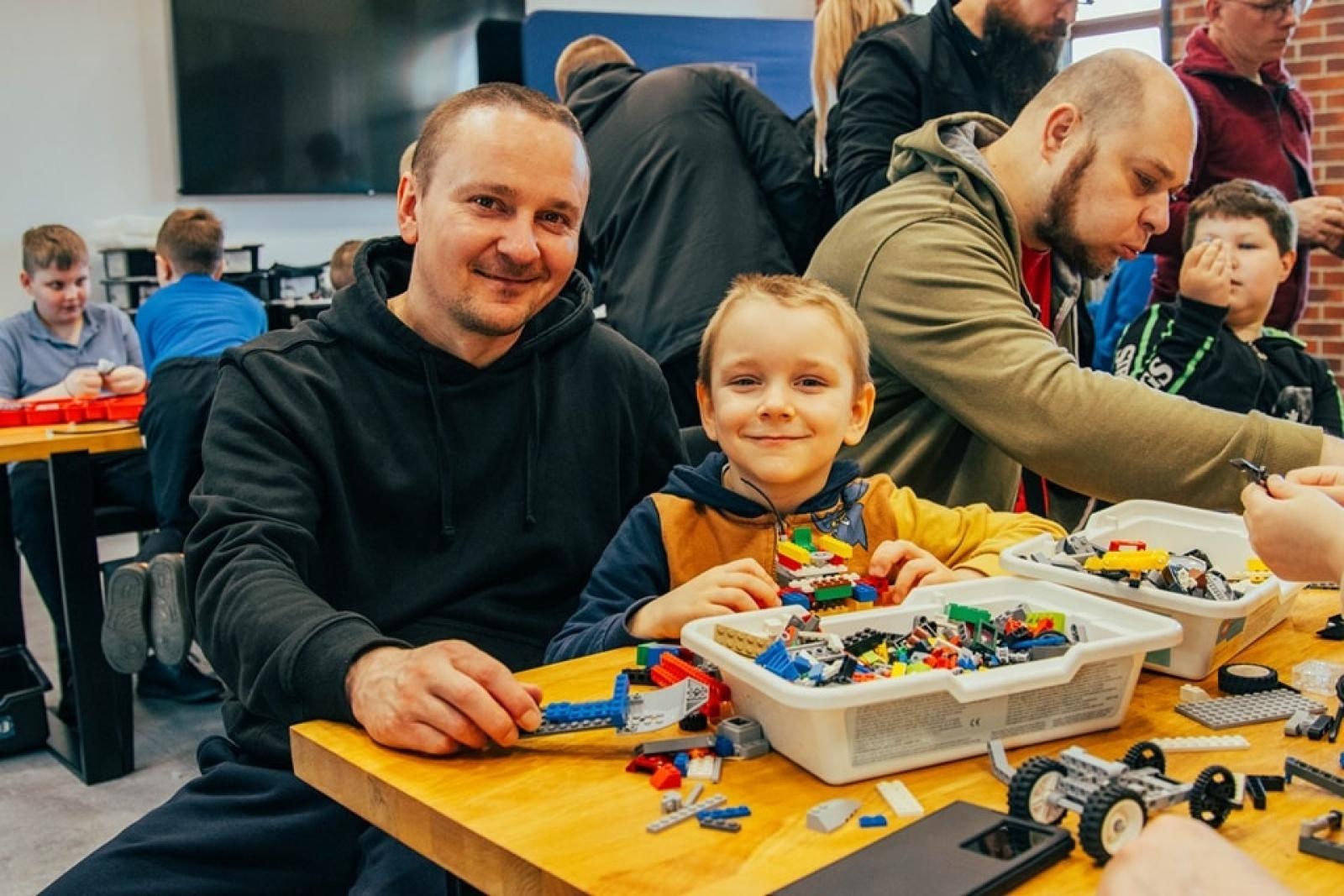 Zdjęcie w galerii na portalu naszwodzislaw.com: Wydarzenie Roboty, Gry i Ty z ogromnym zainteresowaniem [FOTO] wiadomości z regionu