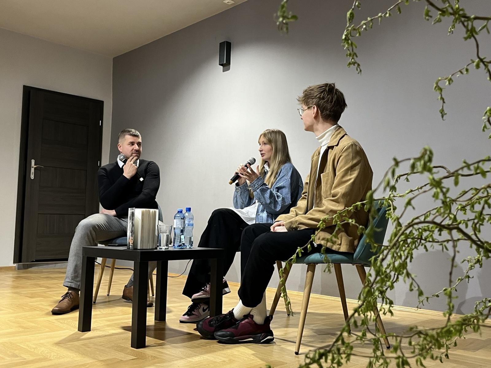 Zdjęcie w galerii na portalu naszwodzislaw.com: Autorka książki o Franciszku Pieczce spotkała się z czytelnikami w Godowie wiadomości z regionu