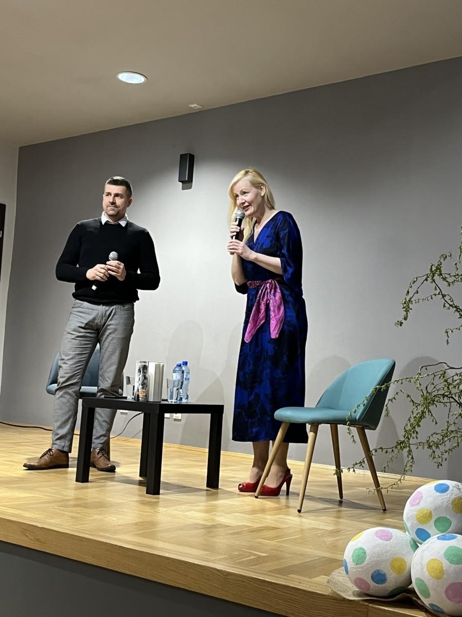 Zdjęcie w galerii na portalu naszwodzislaw.com: Autorka książki o Franciszku Pieczce spotkała się z czytelnikami w Godowie wiadomości z regionu