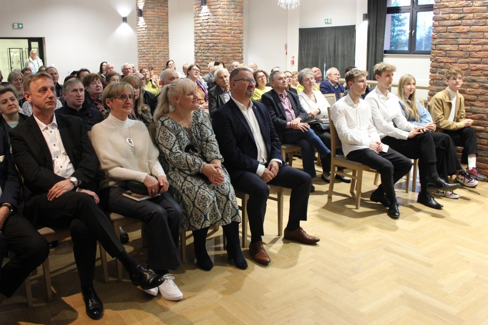 Zdjęcie w galerii na portalu naszwodzislaw.com: Autorka książki o Franciszku Pieczce spotkała się z czytelnikami w Godowie wiadomości z regionu