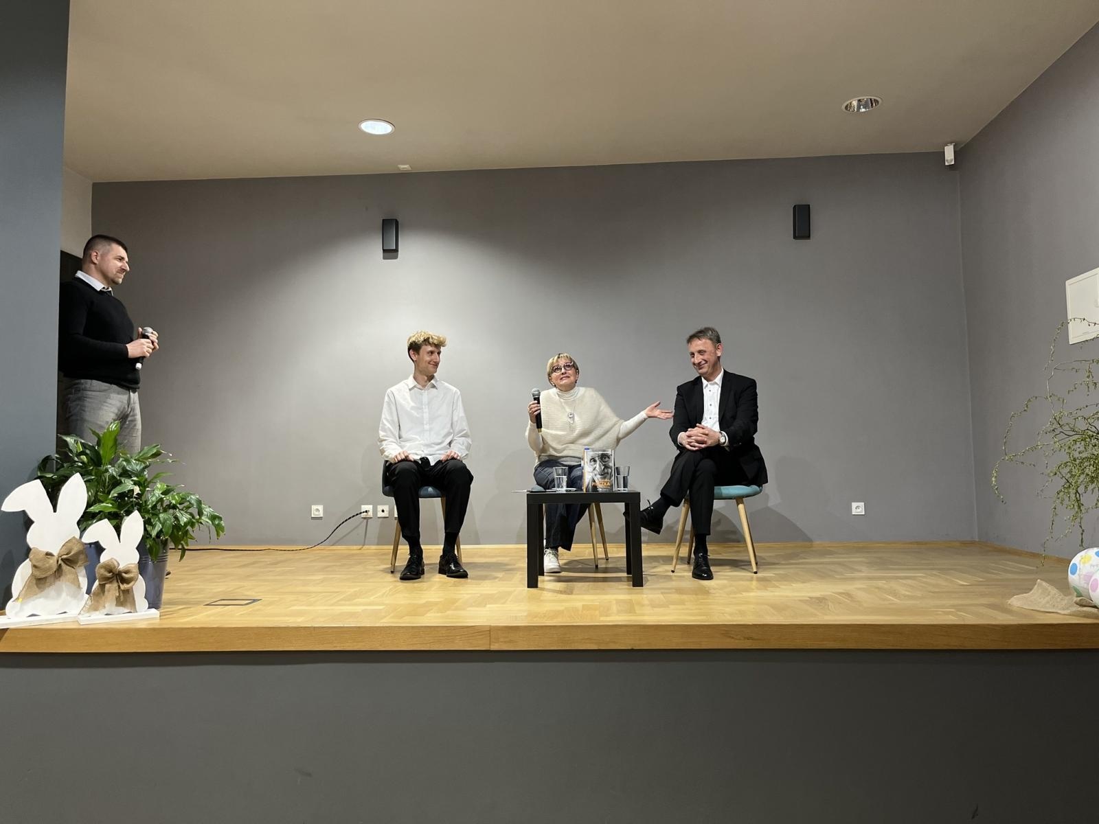 Zdjęcie w galerii na portalu naszwodzislaw.com: Autorka książki o Franciszku Pieczce spotkała się z czytelnikami w Godowie wiadomości z regionu