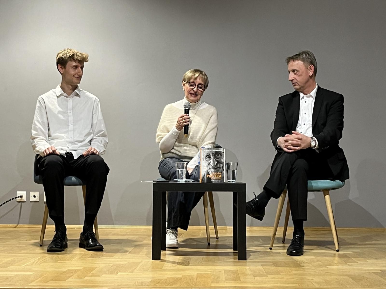 Zdjęcie w galerii na portalu naszwodzislaw.com: Autorka książki o Franciszku Pieczce spotkała się z czytelnikami w Godowie wiadomości z regionu