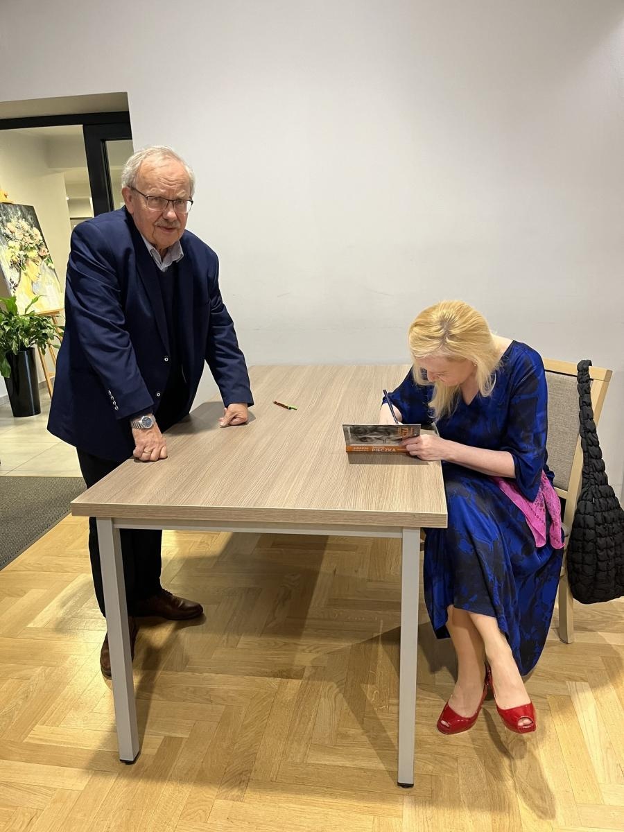 Zdjęcie w galerii na portalu naszwodzislaw.com: Autorka książki o Franciszku Pieczce spotkała się z czytelnikami w Godowie wiadomości z regionu