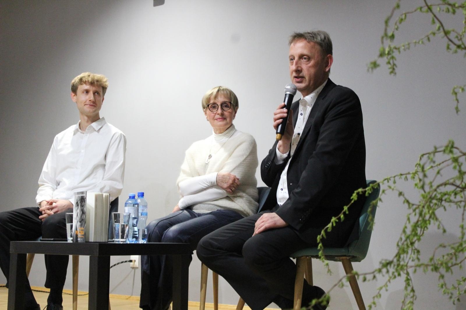 Zdjęcie w galerii na portalu naszwodzislaw.com: Autorka książki o Franciszku Pieczce spotkała się z czytelnikami w Godowie wiadomości z regionu