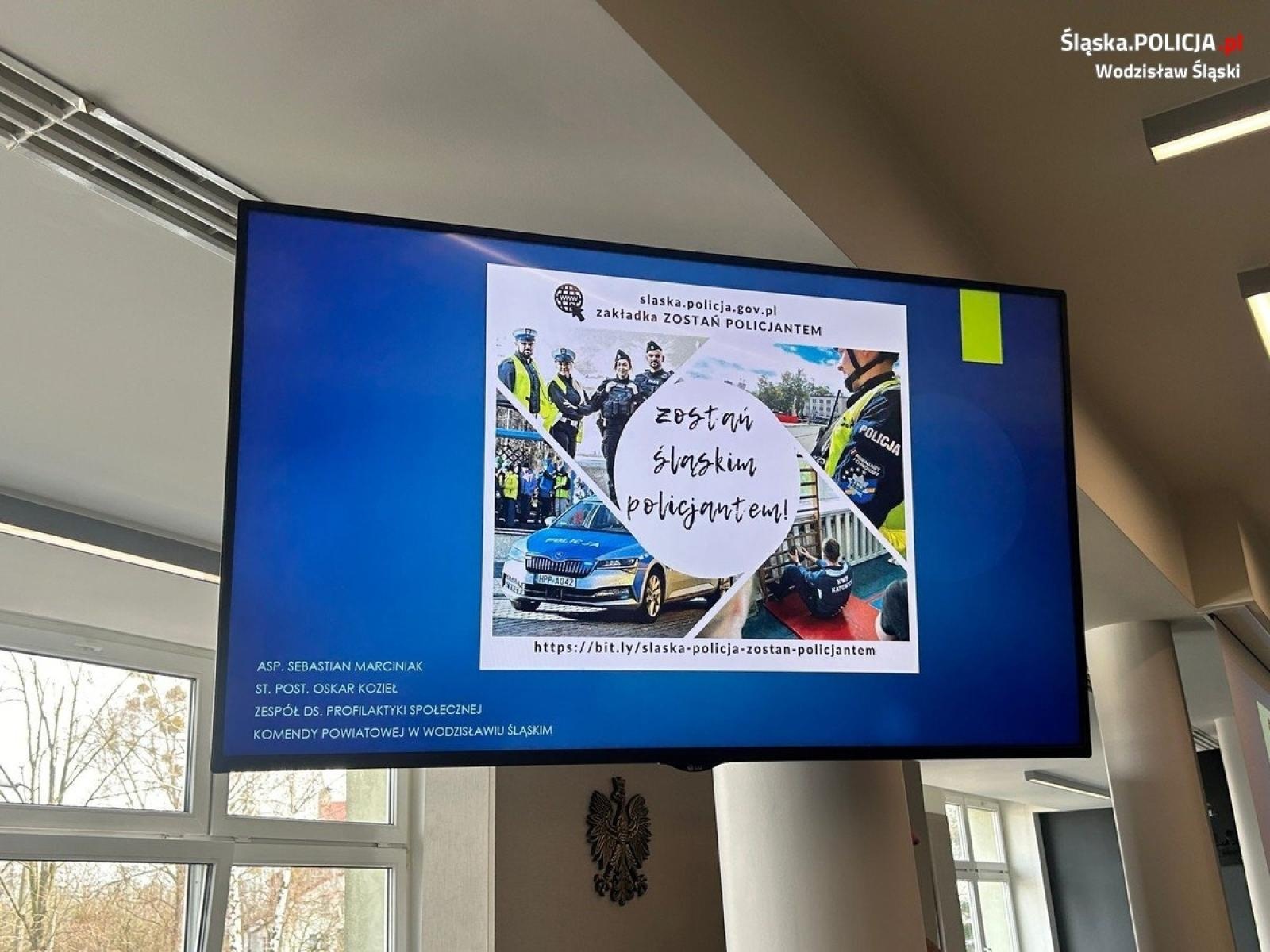 Zdjęcie w galerii na portalu naszwodzislaw.com: Promowali służbę w policji podczas konkursu wiadomości z regionu