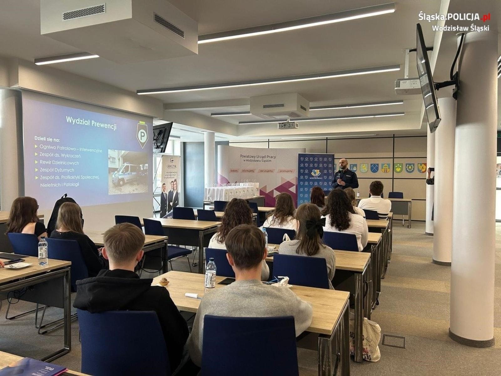 Zdjęcie w galerii na portalu naszwodzislaw.com: Promowali służbę w policji podczas konkursu wiadomości z regionu