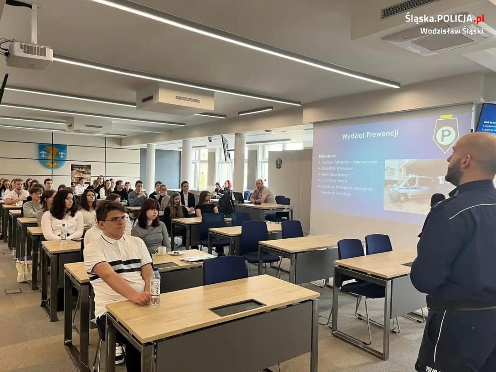Zdjęcie w galerii na portalu naszwodzislaw.com: Promowali służbę w policji podczas konkursu wiadomości z regionu