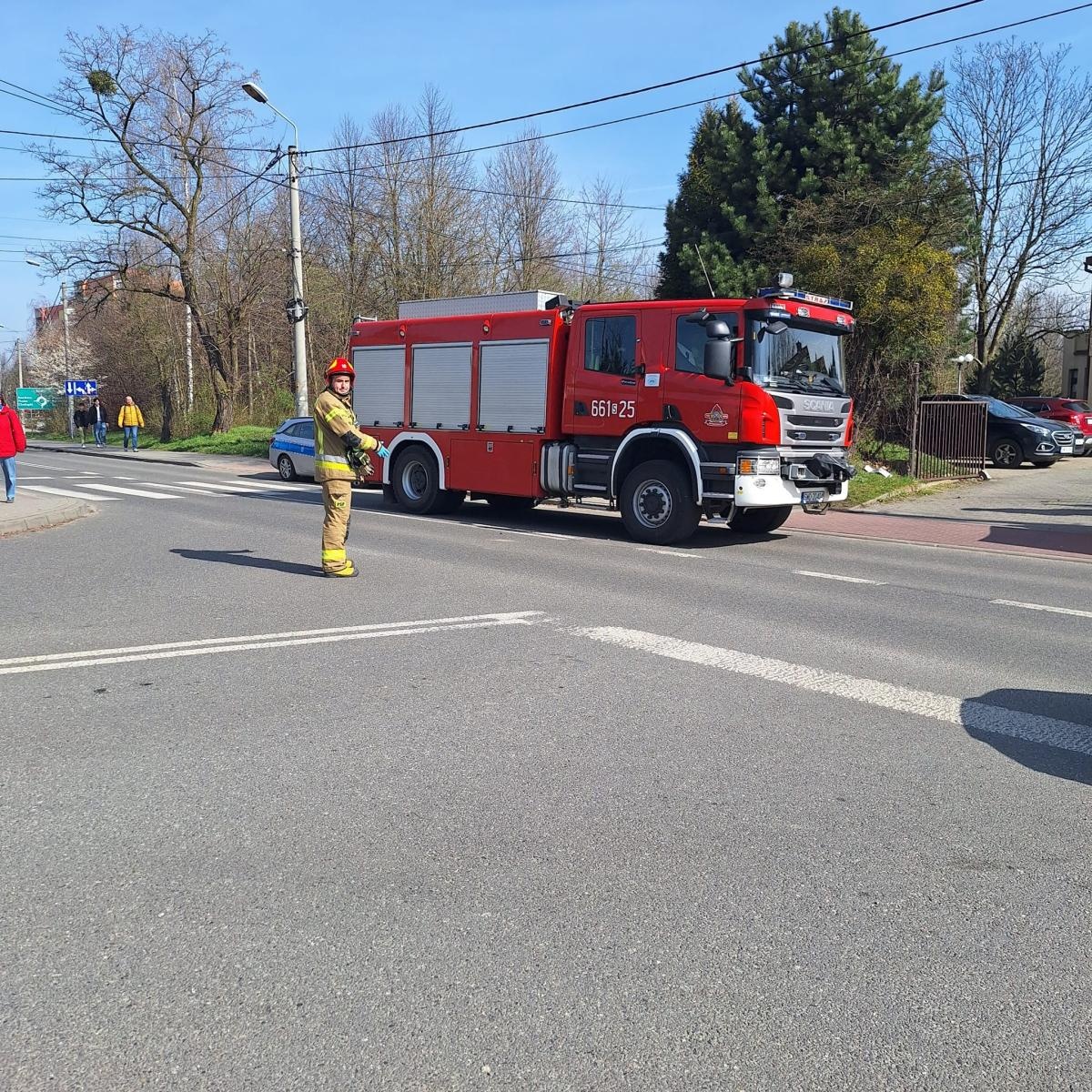 Zdjęcie w galerii na portalu naszwodzislaw.com: Samochód osobowy uderzył w motocykl na Radlińskiej wiadomości z regionu