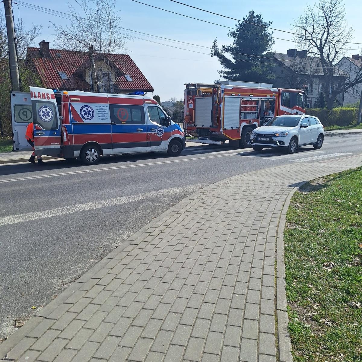 Zdjęcie w galerii na portalu naszwodzislaw.com: Samochód osobowy uderzył w motocykl na Radlińskiej wiadomości z regionu