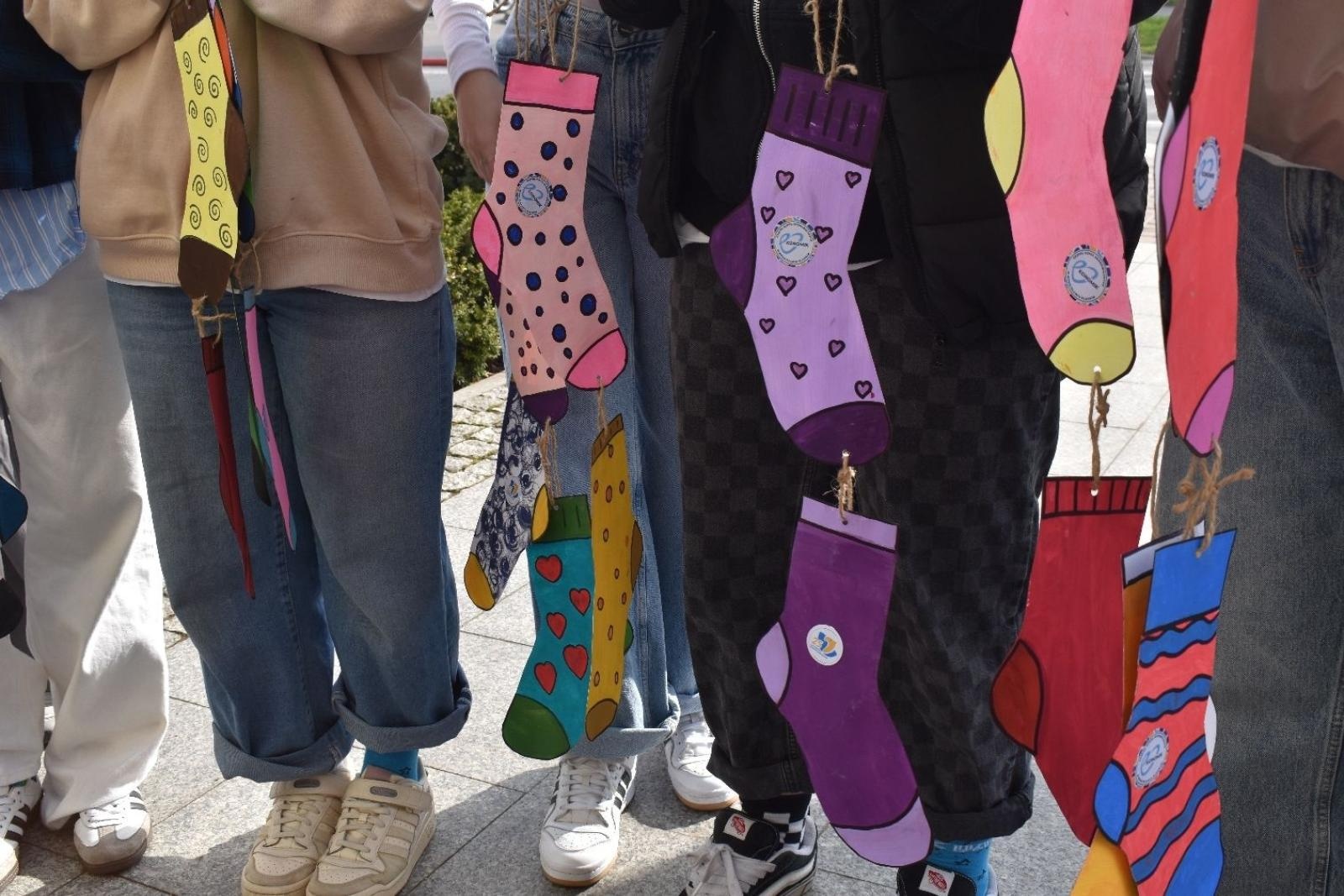 Zdjęcie w galerii na portalu naszwodzislaw.com: Dzień Skarpetki Nie Do Pary w wodzisławskim starostwie [FOTO] wiadomości z regionu