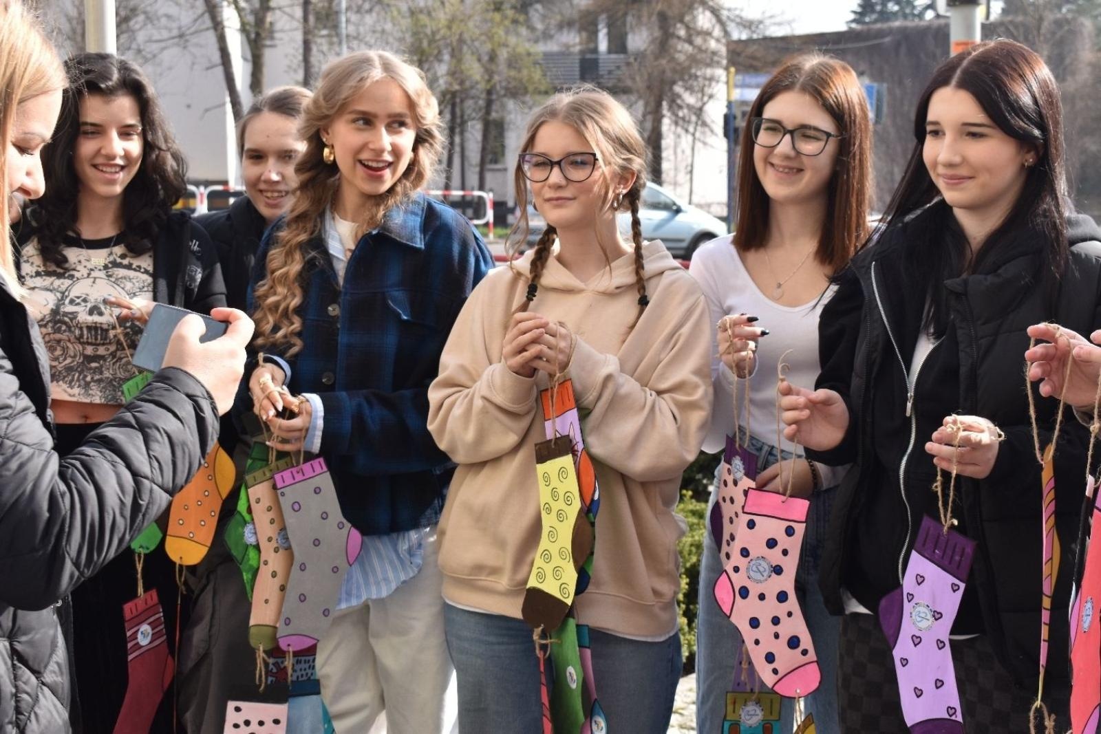 Zdjęcie w galerii na portalu naszwodzislaw.com: Dzień Skarpetki Nie Do Pary w wodzisławskim starostwie [FOTO] wiadomości z regionu