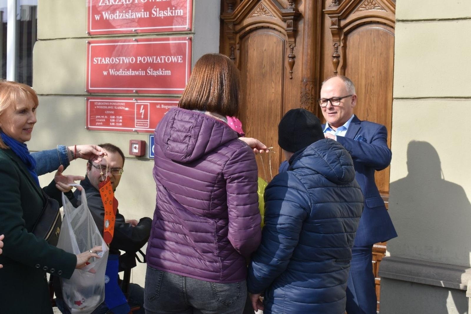 Zdjęcie w galerii na portalu naszwodzislaw.com: Dzień Skarpetki Nie Do Pary w wodzisławskim starostwie [FOTO] wiadomości z regionu