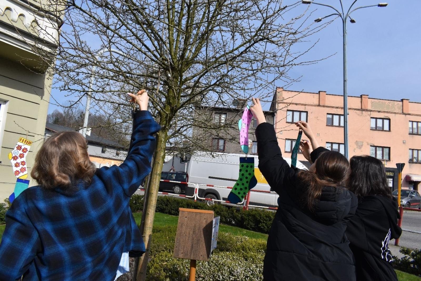 Zdjęcie w galerii na portalu naszwodzislaw.com: Dzień Skarpetki Nie Do Pary w wodzisławskim starostwie [FOTO] wiadomości z regionu