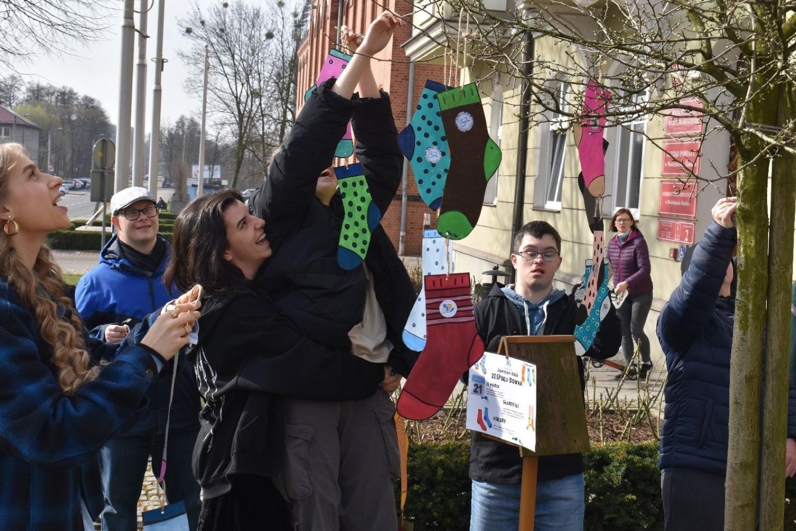 Zdjęcie w galerii na portalu naszwodzislaw.com: Dzień Skarpetki Nie Do Pary w wodzisławskim starostwie [FOTO] wiadomości z regionu
