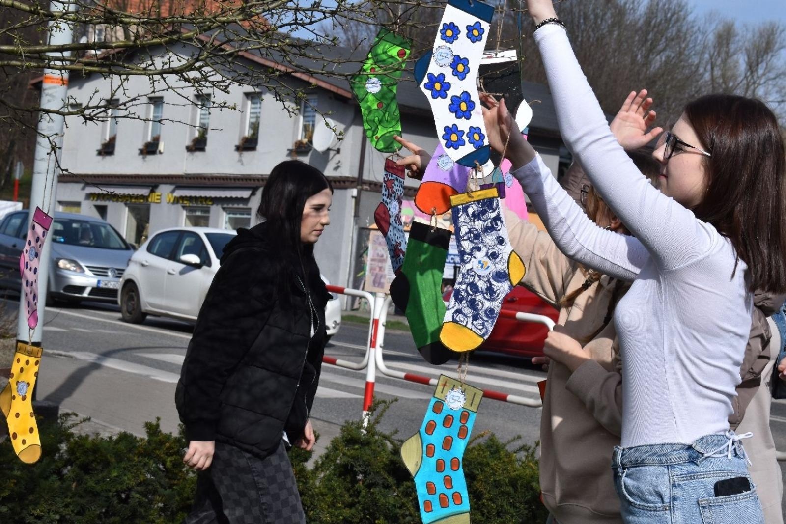 Zdjęcie w galerii na portalu naszwodzislaw.com: Dzień Skarpetki Nie Do Pary w wodzisławskim starostwie [FOTO] wiadomości z regionu