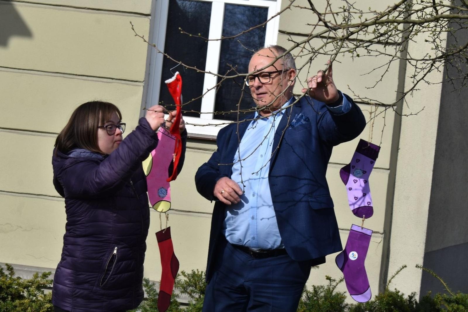 Zdjęcie w galerii na portalu naszwodzislaw.com: Dzień Skarpetki Nie Do Pary w wodzisławskim starostwie [FOTO] wiadomości z regionu