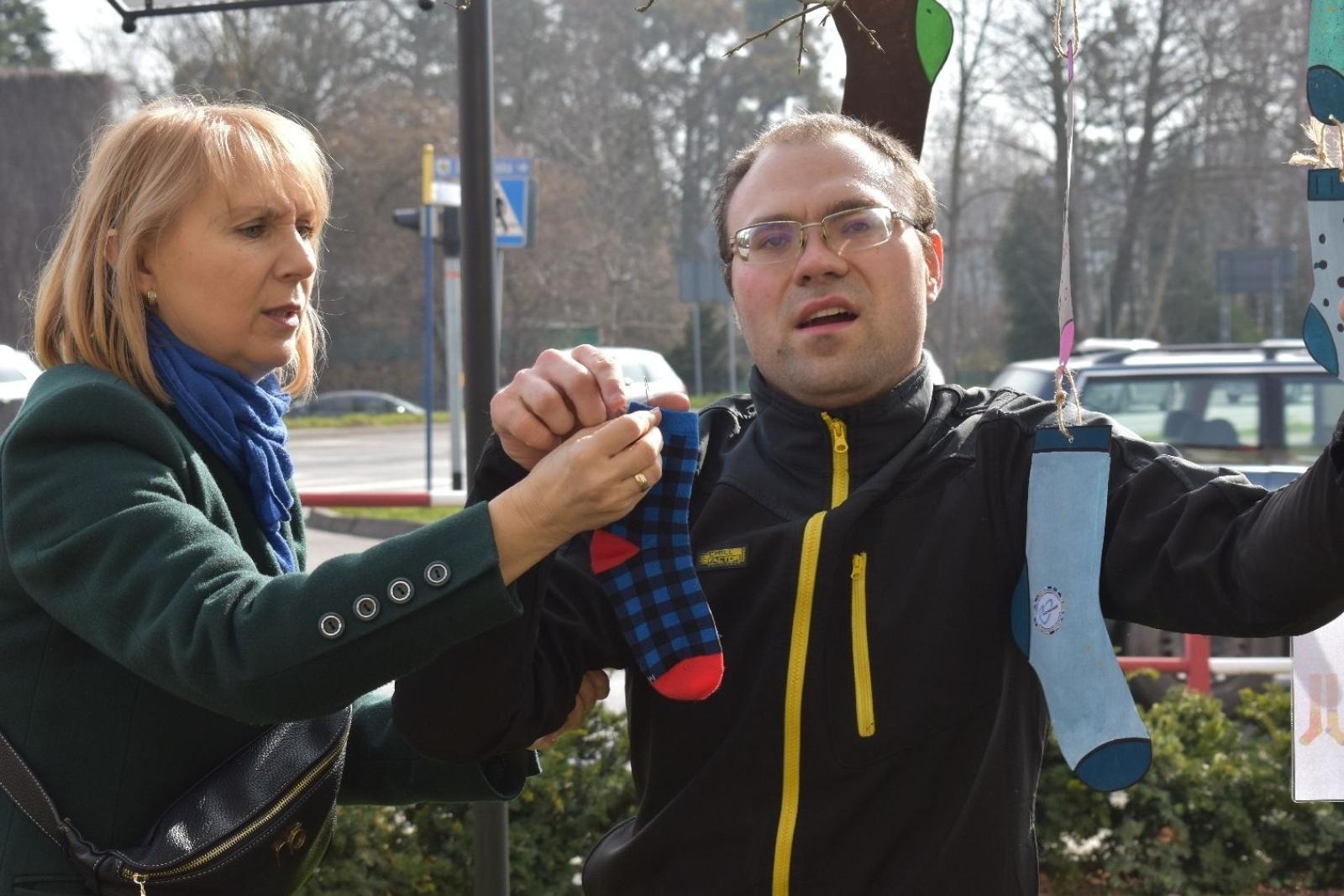 Zdjęcie w galerii na portalu naszwodzislaw.com: Dzień Skarpetki Nie Do Pary w wodzisławskim starostwie [FOTO] wiadomości z regionu