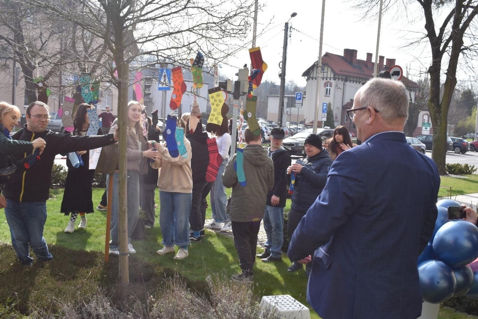 Zdjęcie w galerii na portalu naszwodzislaw.com: Dzień Skarpetki Nie Do Pary w wodzisławskim starostwie [FOTO] wiadomości z regionu