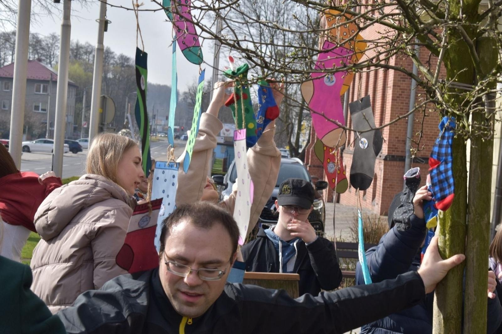 Zdjęcie w galerii na portalu naszwodzislaw.com: Dzień Skarpetki Nie Do Pary w wodzisławskim starostwie [FOTO] wiadomości z regionu