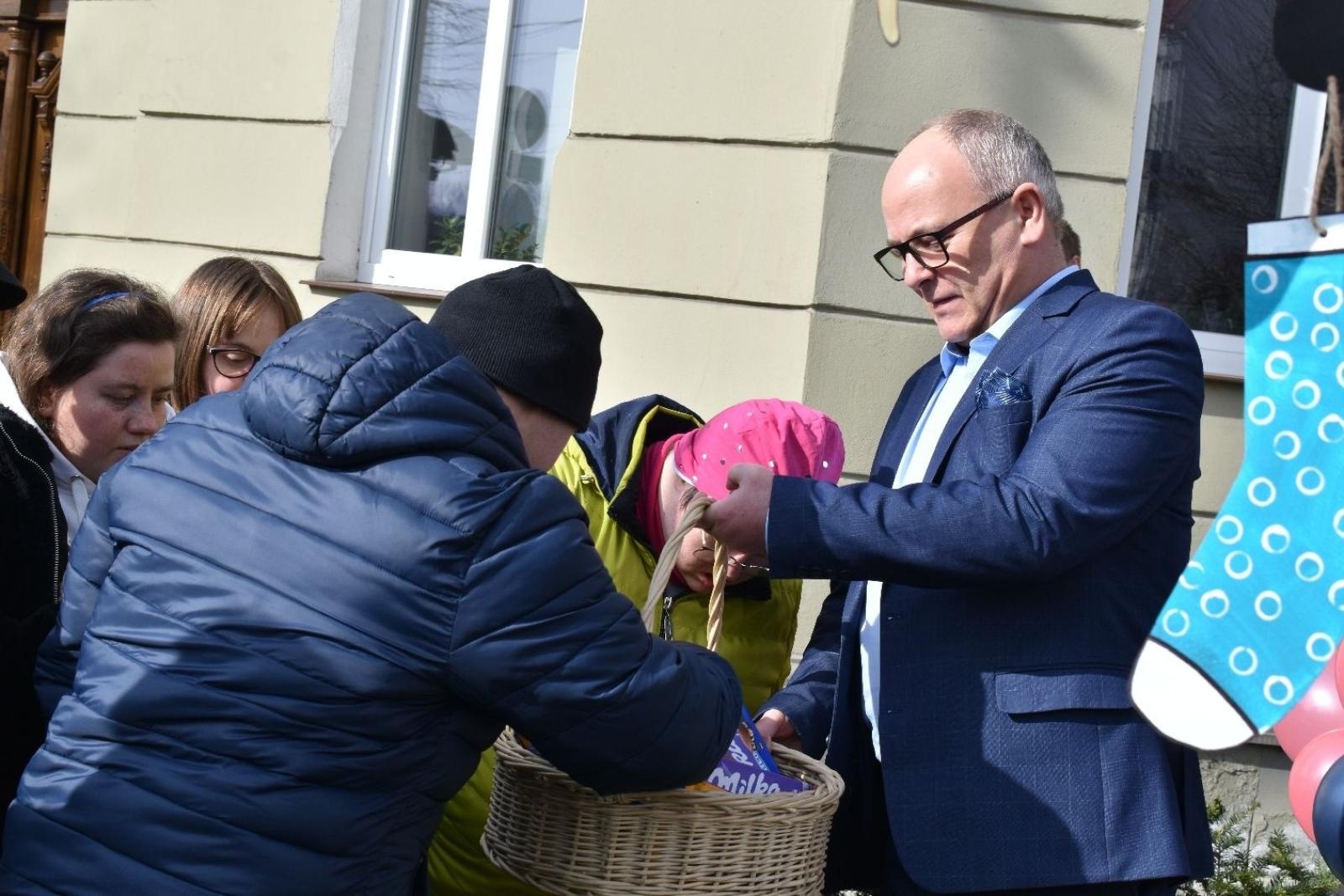 Zdjęcie w galerii na portalu naszwodzislaw.com: Dzień Skarpetki Nie Do Pary w wodzisławskim starostwie [FOTO] wiadomości z regionu