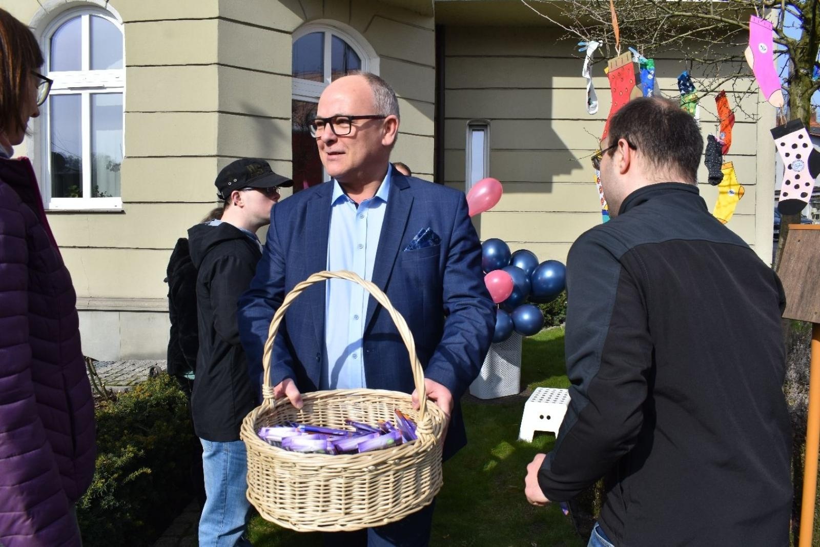 Zdjęcie w galerii na portalu naszwodzislaw.com: Dzień Skarpetki Nie Do Pary w wodzisławskim starostwie [FOTO] wiadomości z regionu