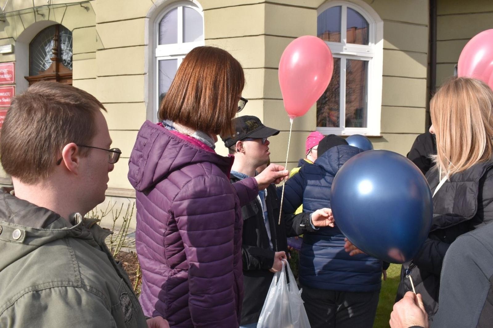 Zdjęcie w galerii na portalu naszwodzislaw.com: Dzień Skarpetki Nie Do Pary w wodzisławskim starostwie [FOTO] wiadomości z regionu