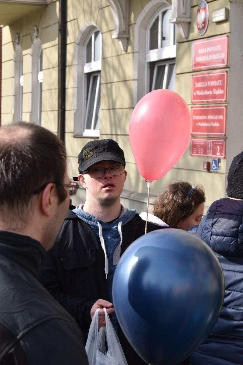 Zdjęcie w galerii na portalu naszwodzislaw.com: Dzień Skarpetki Nie Do Pary w wodzisławskim starostwie [FOTO] wiadomości z regionu