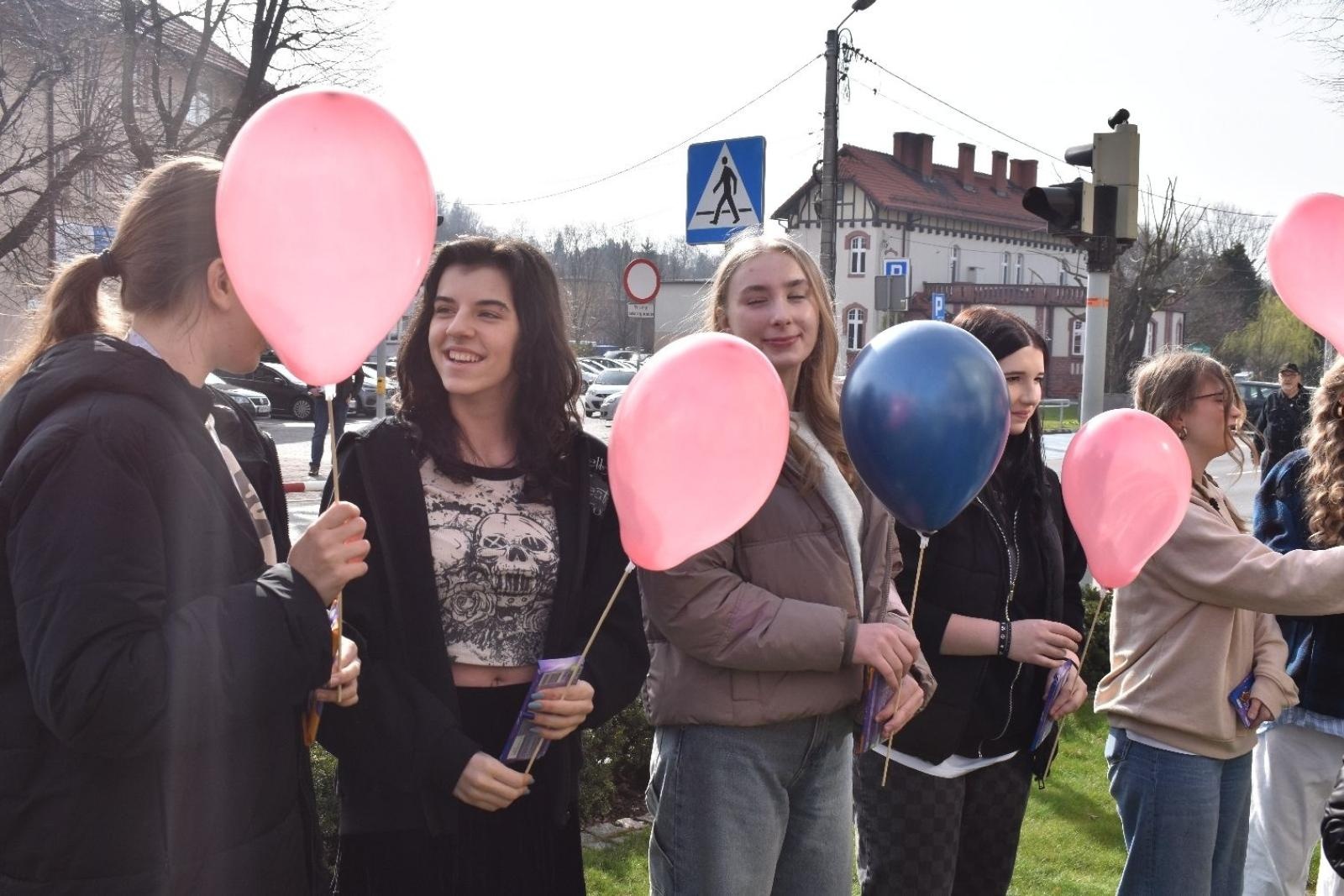 Zdjęcie w galerii na portalu naszwodzislaw.com: Dzień Skarpetki Nie Do Pary w wodzisławskim starostwie [FOTO] wiadomości z regionu