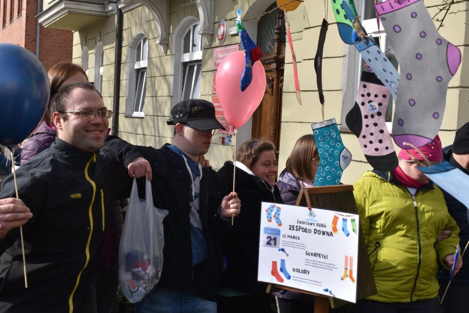 Zdjęcie w galerii na portalu naszwodzislaw.com: Dzień Skarpetki Nie Do Pary w wodzisławskim starostwie [FOTO] wiadomości z regionu
