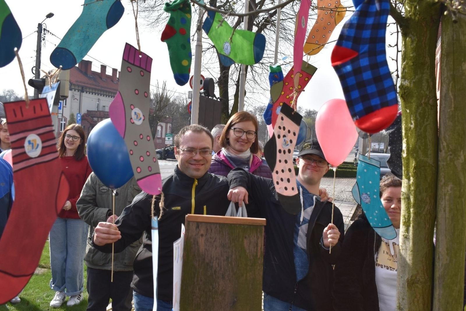Zdjęcie w galerii na portalu naszwodzislaw.com: Dzień Skarpetki Nie Do Pary w wodzisławskim starostwie [FOTO] wiadomości z regionu