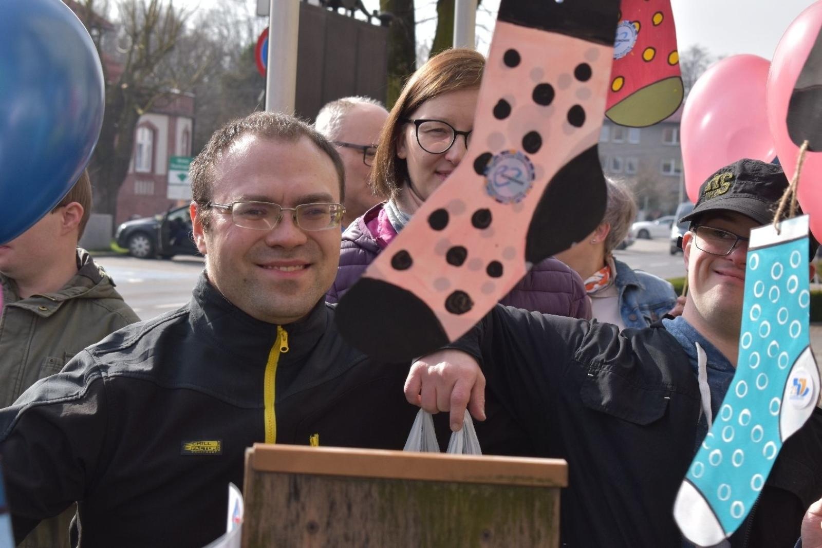 Zdjęcie w galerii na portalu naszwodzislaw.com: Dzień Skarpetki Nie Do Pary w wodzisławskim starostwie [FOTO] wiadomości z regionu