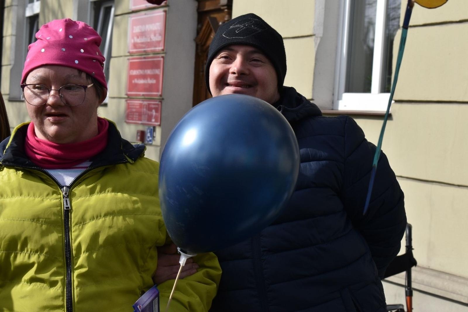 Zdjęcie w galerii na portalu naszwodzislaw.com: Dzień Skarpetki Nie Do Pary w wodzisławskim starostwie [FOTO] wiadomości z regionu