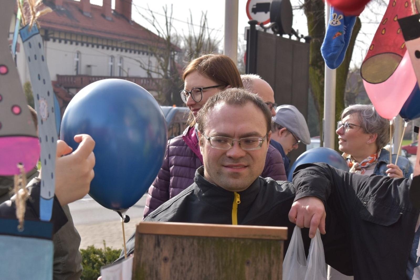 Zdjęcie w galerii na portalu naszwodzislaw.com: Dzień Skarpetki Nie Do Pary w wodzisławskim starostwie [FOTO] wiadomości z regionu