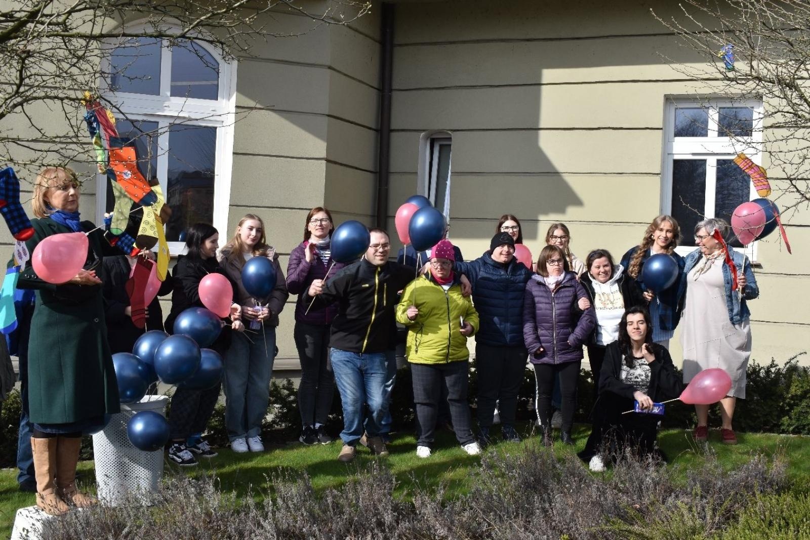 Zdjęcie w galerii na portalu naszwodzislaw.com: Dzień Skarpetki Nie Do Pary w wodzisławskim starostwie [FOTO] wiadomości z regionu