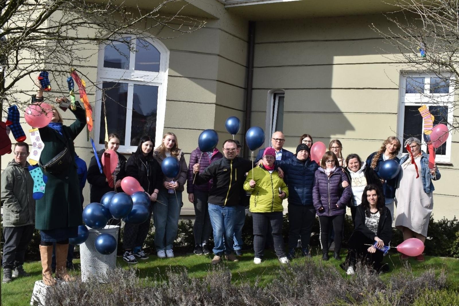 Zdjęcie w galerii na portalu naszwodzislaw.com: Dzień Skarpetki Nie Do Pary w wodzisławskim starostwie [FOTO] wiadomości z regionu