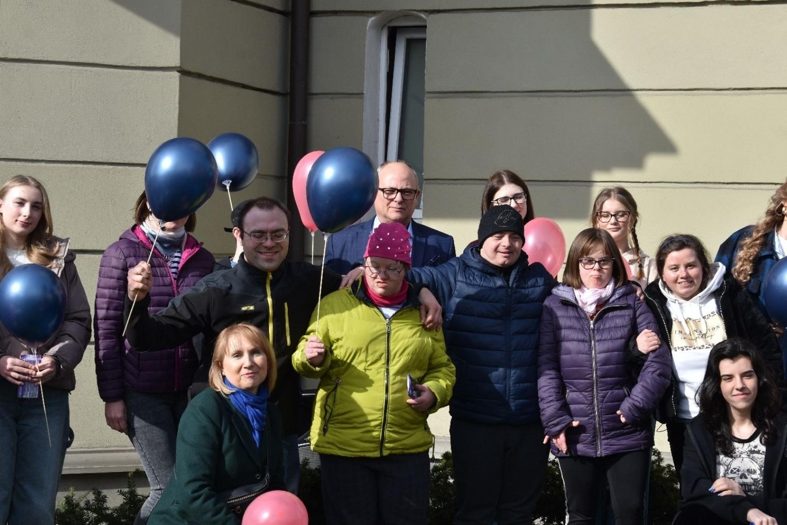 Zdjęcie w galerii na portalu naszwodzislaw.com: Dzień Skarpetki Nie Do Pary w wodzisławskim starostwie [FOTO] wiadomości z regionu