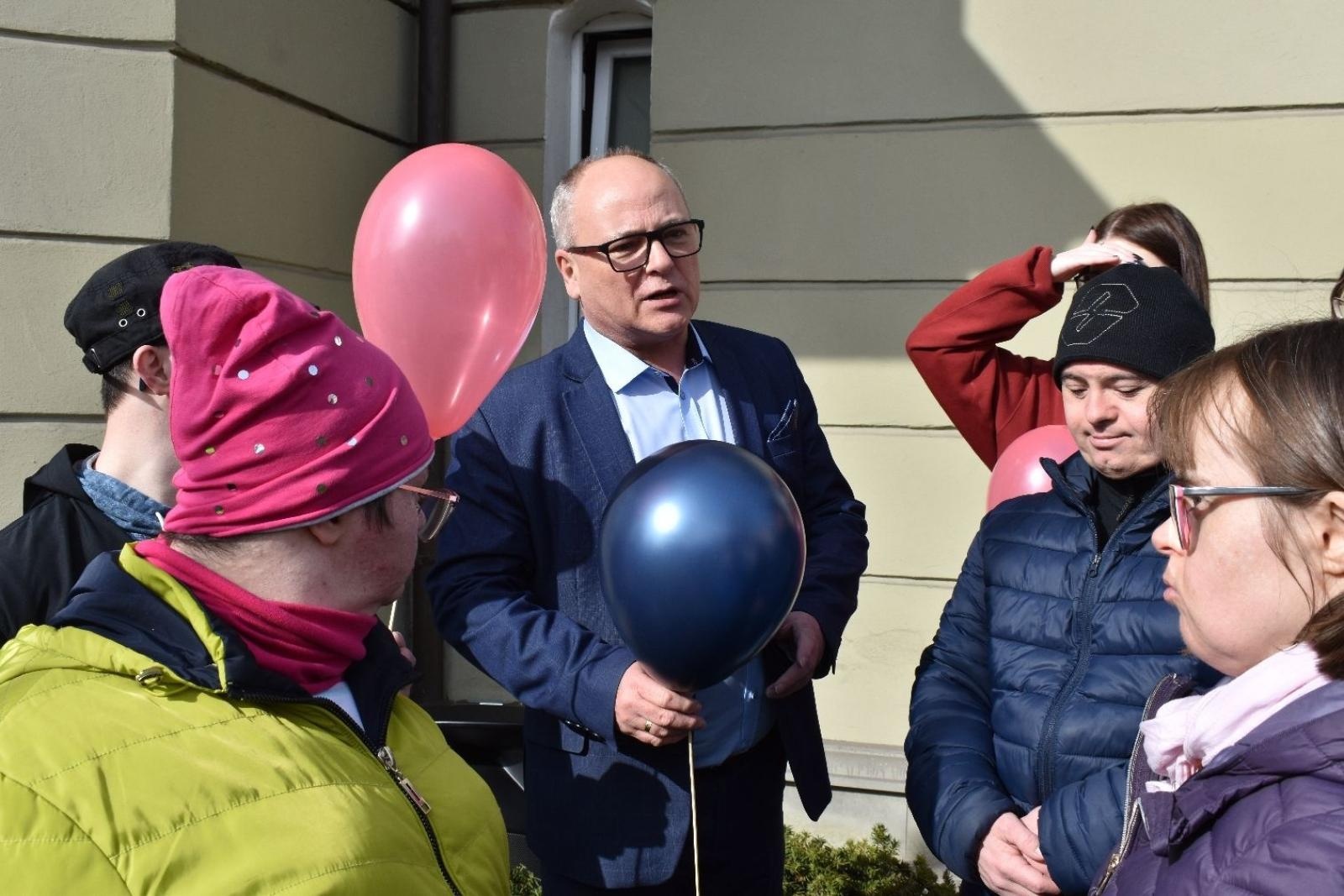 Zdjęcie w galerii na portalu naszwodzislaw.com: Dzień Skarpetki Nie Do Pary w wodzisławskim starostwie [FOTO] wiadomości z regionu