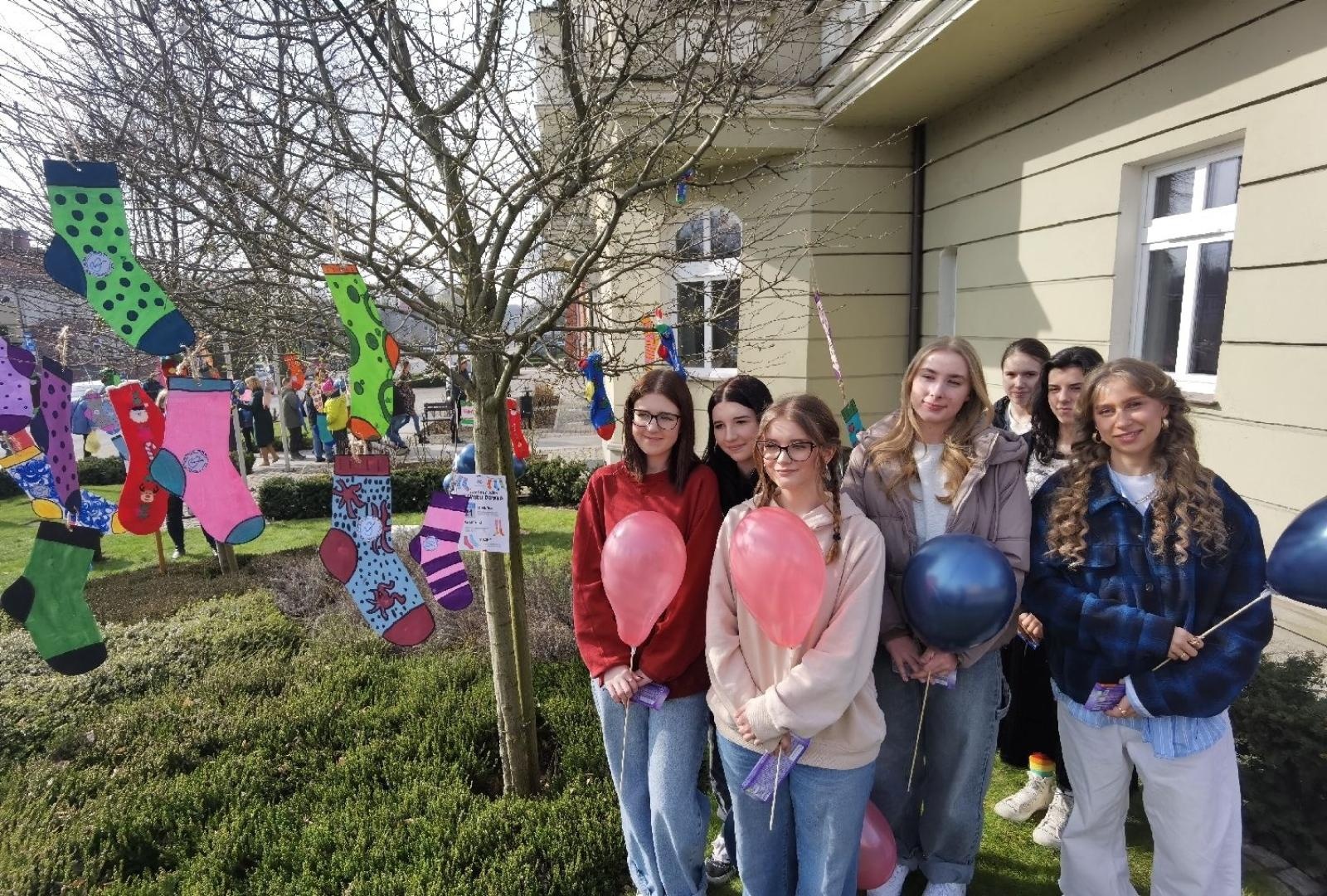 Zdjęcie w galerii na portalu naszwodzislaw.com: Dzień Skarpetki Nie Do Pary w wodzisławskim starostwie [FOTO] wiadomości z regionu