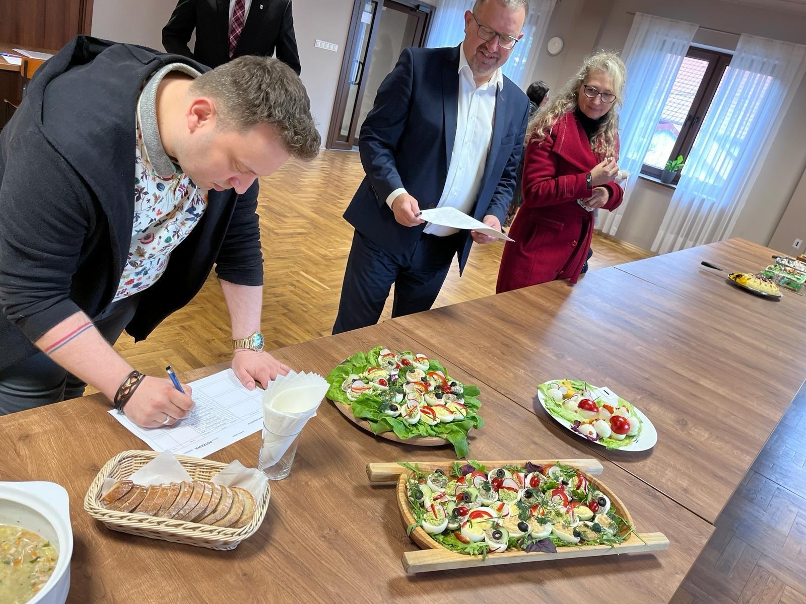 Zdjęcie w galerii na portalu naszwodzislaw.com: Imponująca palma w Skrbeńsku. Miała ponad 17 metrów! wiadomości z regionu